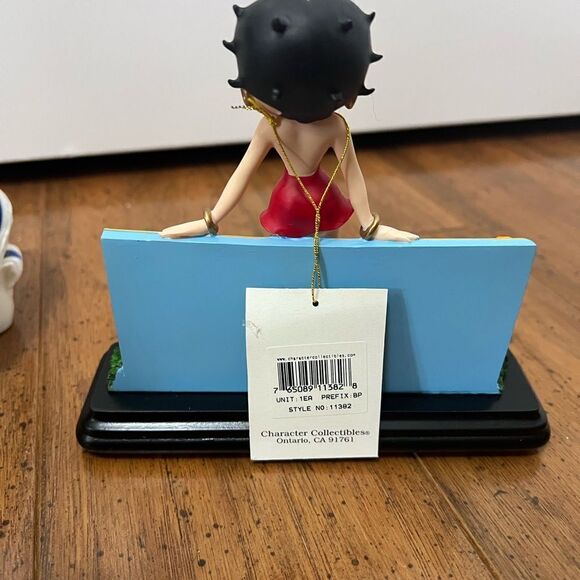 ⚡CLOSET CLEAR-OUT: ⚡ Betty Boop Standing By Graffiti Wall With Pudgy & candle - Picture 4 of 9